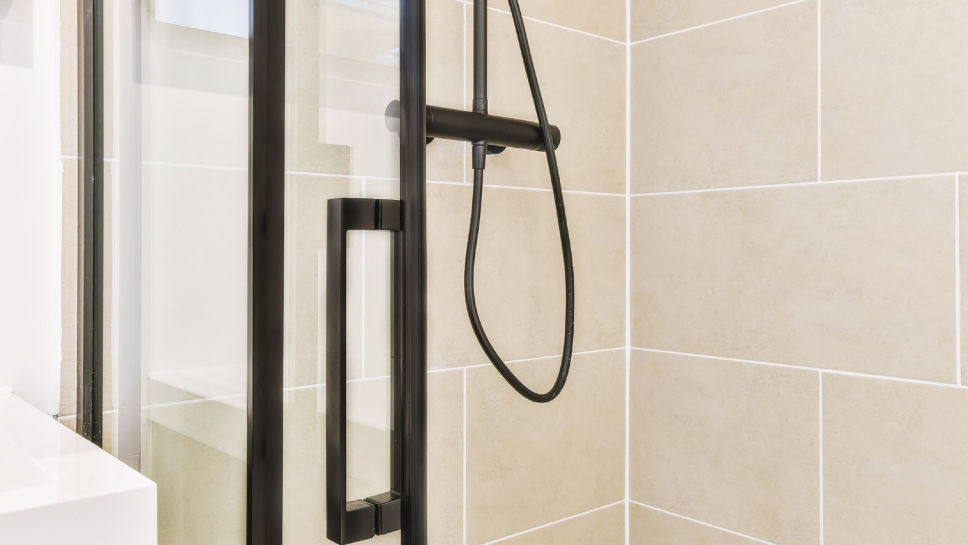 Rénover votre douche : pourquoi opter pour des joints époxy ?